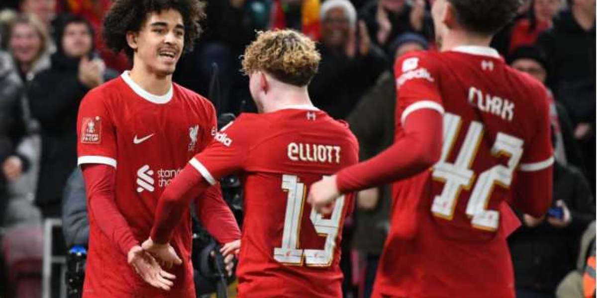 Reds yngling briljerar på Anfield med framtidshopp broderade på fotbollströjan
